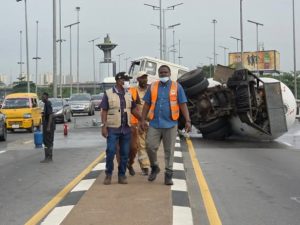 Mini Gas Tanker Overturns On Eko Bridge In Lagos